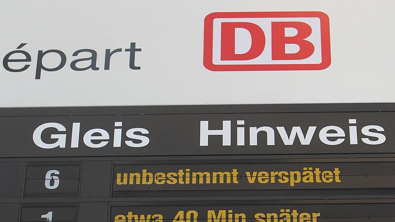 Verspätungen gehören nach wie vor zu den wohl größten Ärgernissen für Bahnkunden. Nach Angaben der Deutschen Bahn kam im November jeder zweite Zug im Fernverkehr zu spät. Verspätungen gehören nach wie vor zu den wohl größten Ärgernissen für Bahnkunden. Nach Angaben der Deutschen Bahn kam im November jeder zweite Zug im Fernverkehr zu spät.