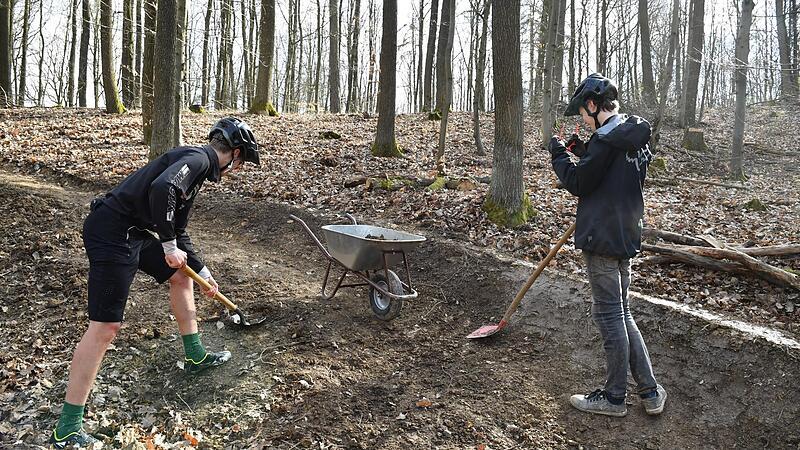 Der Streckenbau im Michelsberger Wald in Bamberg geht nur dank vieler freiwilliger Helfer wie Tobias (links) und Luka voran. Zehn bis 15 Sportler schaufeln t&auml;glich mit.