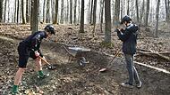 Der Streckenbau im Michelsberger Wald in Bamberg geht nur dank vieler freiwilliger Helfer wie Tobias (links) und Luka voran. Zehn bis 15 Sportler schaufeln täglich mit.