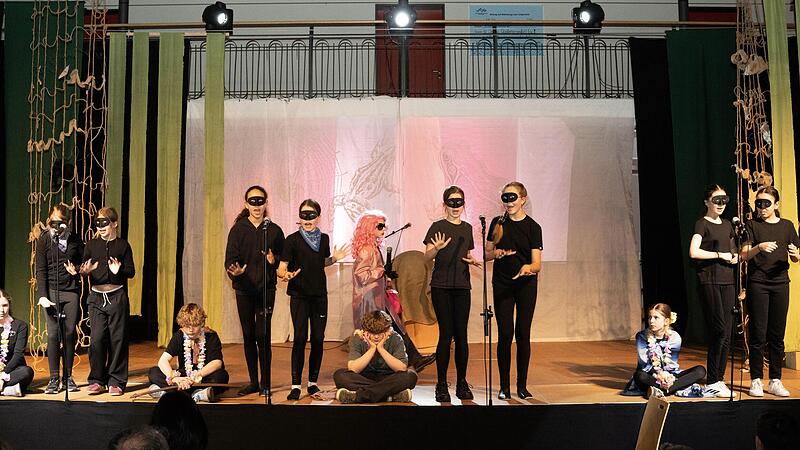 Darstellende der Theaterklasse des Jack-Steinberger-Gymnasiums Bad Kissingen.