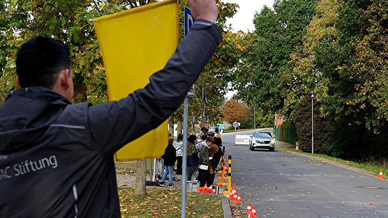 Bei diesem Verkehrserziehungsprogramm lernen Schulkinder praxisnah den Zusammenhang zwischen Reaktions-, Brems- und Anhalteweg. Bei diesem Verkehrserziehungsprogramm lernen Schulkinder praxisnah den Zusammenhang zwischen Reaktions-, Brems- und Anhalteweg.