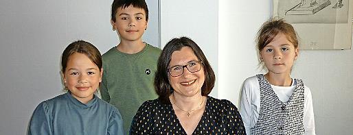 Professorin Melanie Birke mit Kinderreportern.