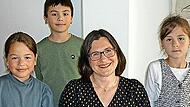 Professorin Melanie Birke mit Kinderreportern.