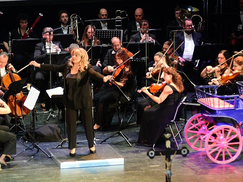 In einer szenischen Auff&uuml;hrung mit Chor und Orchester auf der B&uuml;hne leitete Ljubka zu Guttenberg in der Dr.-Stammberger-Halle eine eindrucksvolle Auff&uuml;hrung von Pietro Mascagnis &bdquo;Cavallaria Rusticana&ldquo;.Stephan Herbert Fuchs