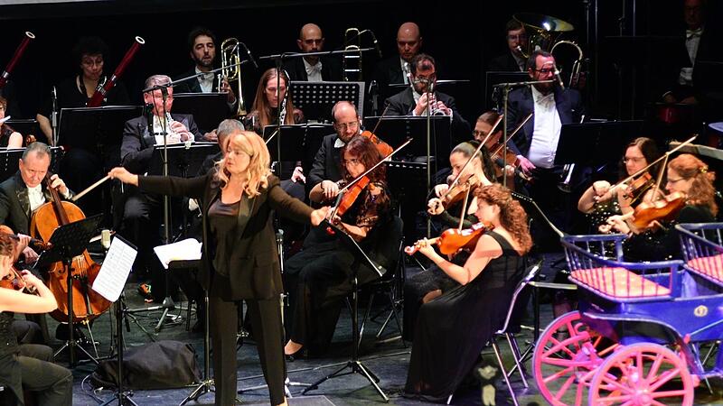 In einer szenischen Auff&uuml;hrung mit Chor und Orchester auf der B&uuml;hne leitete Ljubka zu Guttenberg in der Dr.-Stammberger-Halle eine eindrucksvolle Auff&uuml;hrung von Pietro Mascagnis &bdquo;Cavallaria Rusticana&ldquo;.Stephan Herbert Fuchs