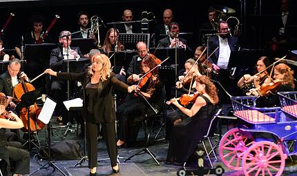 In einer szenischen Auff&uuml;hrung mit Chor und Orchester auf der B&uuml;hne leitete Ljubka zu Guttenberg in der Dr.-Stammberger-Halle eine eindrucksvolle Auff&uuml;hrung von Pietro Mascagnis &bdquo;Cavallaria Rusticana&ldquo;.Stephan Herbert Fuchs