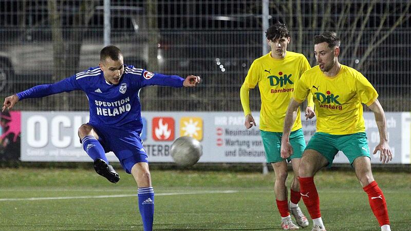 Louis Göhring vom TSV Mönchröden nimmt den Ball an; die Bamberger Philipp Hörnes (r.) und Sebastian Zweyer sind zu weit entfernt, um die Situation zu klären.