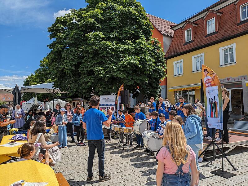 Die Samba-Gruppe der Adalbert-Stifter-Schule aus Forchheim sorgte f&uuml;r gute Stimmung.Historischer Markt in Ebermannstadt