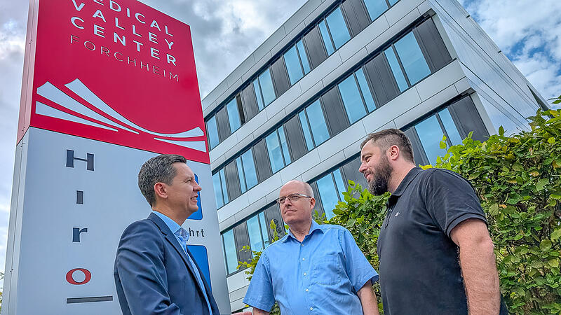 Viktor Naumann (links) liebt Erfolgsgeschichten. Am liebsten, wenn sie aus seinem Medical Valley Center stammen. Und davon gibt es durchaus einige zu erz&auml;hlen. Beispielsweise die von Bernd Hanisch (Mitte)  und Benjamin N&ouml;gel.