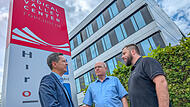 Viktor Naumann (links) liebt Erfolgsgeschichten. Am liebsten, wenn sie aus seinem Medical Valley Center stammen. Und davon gibt es durchaus einige zu erzählen. Beispielsweise die von Bernd Hanisch (Mitte)  und Benjamin Nögel.