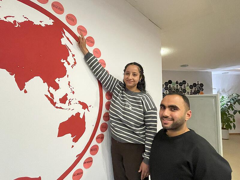 Integrationslotsen Bipana Dahal (links) aus Nepal macht am Matleser Waldkrankenhaus in Erlangen eine Pflegeausbildung. 90 Prozent der dortigen Auszubildenden kommen aus dem Ausland. Sie Integrationslotsen wie Ahmed Habib (rechts) unterstützt.