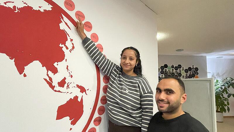 Bipana Dahal (links) aus Nepal macht am Matleser Waldkrankenhaus in Erlangen eine Pflegeausbildung. 90 Prozent der dortigen Auszubildenden kommen aus dem Ausland. Sie Integrationslotsen wie Ahmed Habib (rechts) unterst&uuml;tzt.