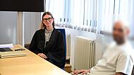 Rechtsanw&auml;ltin Mona Antretter aus Bamberg und der Angeklagte