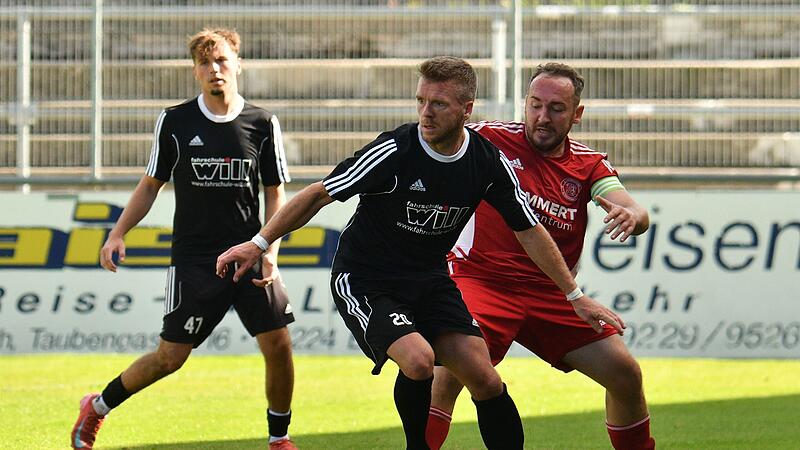 Florian Böhmer (links) vom SCW Obermain schirmt den Ball gegen den Altenkunstadter Waldemar Weliev ab.