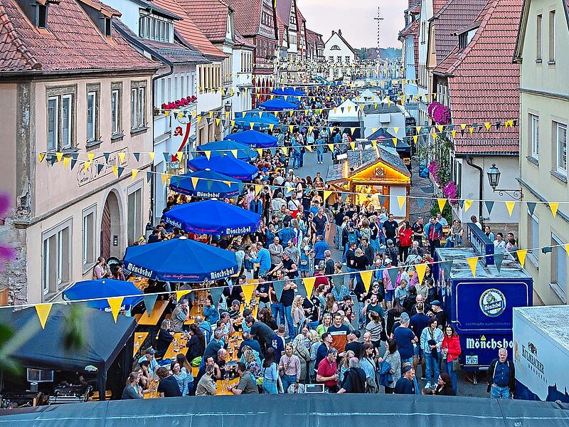 Der Eberner Marktplatz wird wieder f&uuml;r drei Tage zur Festmeile.