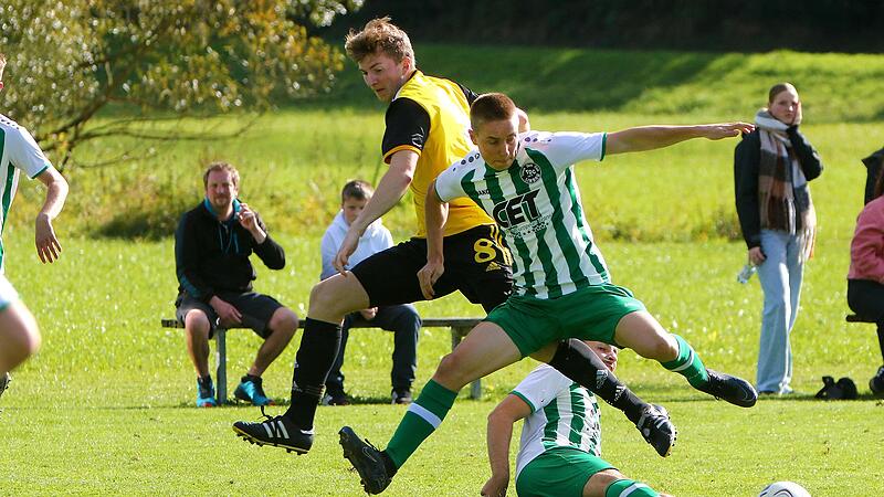 Der Lindauer Erik Huberle (Mitte) und der K&ouml;dnitzer Max Kuth (l.) k&auml;mpfen um den Ball.