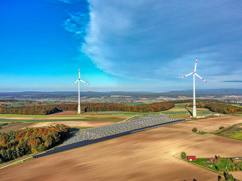 Windpark Trabelsdorfer Höhe Auf dem Höhenzug zwischen Main- und Aurachtal werden auf knapp 20 Hektar durch zwei Windräder und eine 20-Megawatt-Photovoltaikanlage Strom für bis zu 10.000 Haushalte produziert.