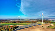 Auf dem H&ouml;henzug zwischen Main- und Aurachtal werden auf knapp 20 Hektar durch zwei Windr&auml;der und eine 20-Megawatt-Photovoltaikanlage Strom f&uuml;r bis zu 10.000 Haushalte produziert.