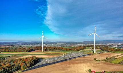 Auf dem H&ouml;henzug zwischen Main- und Aurachtal werden auf knapp 20 Hektar durch zwei Windr&auml;der und eine 20-Megawatt-Photovoltaikanlage Strom f&uuml;r bis zu 10.000 Haushalte produziert.