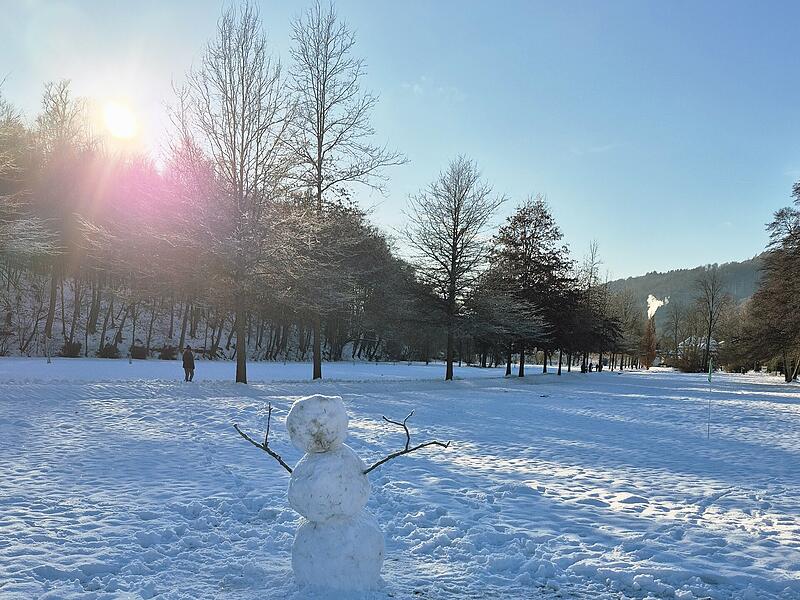 Ein Schneemann steht im Staatsbad Bad Br&uuml;ckenau und genie&szlig;t die Wintersonne.