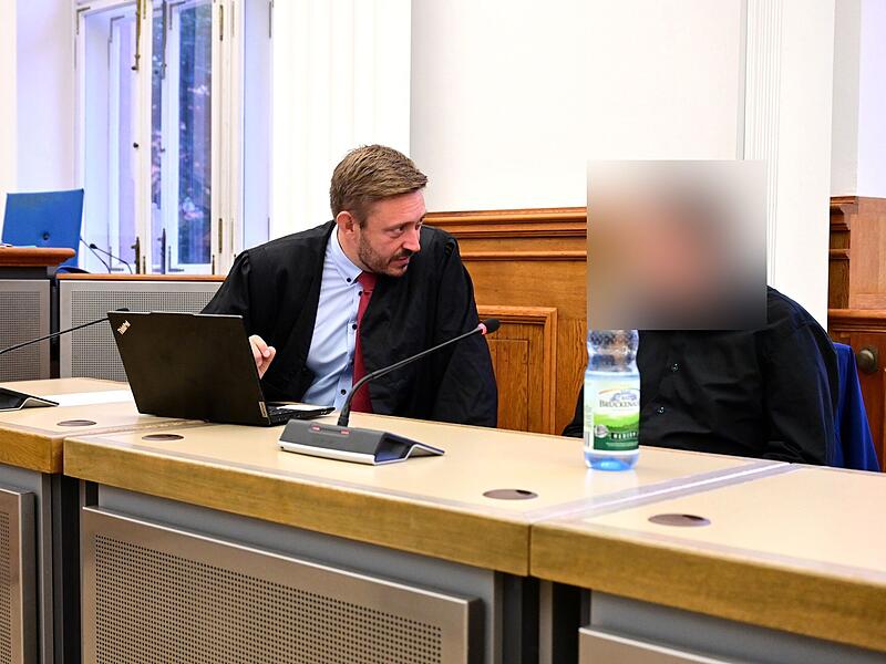 Rechtsanwalt Maximilian Glabasnia aus Bamberg und der Beschuldigte w&auml;hrend des Prozesses.