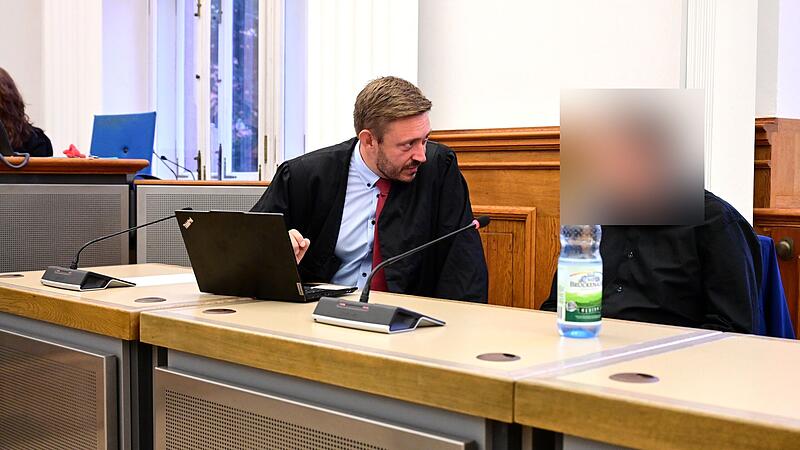 Rechtsanwalt Maximilian Glabasnia aus Bamberg und der Beschuldigte w&auml;hrend des Prozesses.