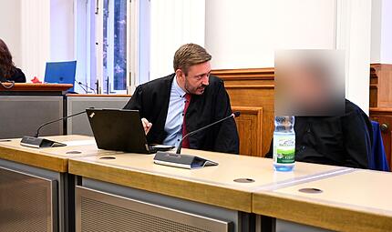 Rechtsanwalt Maximilian Glabasnia aus Bamberg und der Beschuldigte w&auml;hrend des Prozesses.