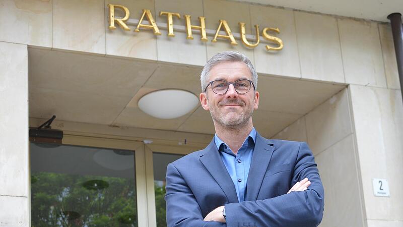B&uuml;rgermeister Jochen Vogel im Mai 2023 vor dem Rathaus in Bad Br&uuml;ckenau. Zum 1. Januar 2024 will er wegen dauerhafter Dienstunf&auml;higkeit in den Ruhestand versetzt werden.