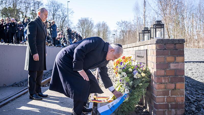 Zum Auftakt des Treffens besuchten Olaf Scholz (links) und Benjamin Netanjahu die Holocaust-Gedenkst&auml;tte Gleis 17 am Bahnhof Grunewald.