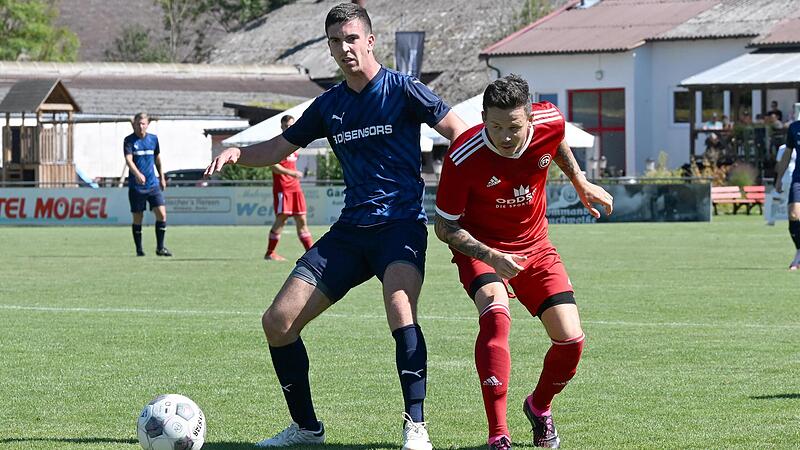 Der FC Neuenmarkt (in Rot) kassierte in der Bezirksliga gegen den FC Vorw&auml;rts R&ouml;slau eine 1:2-Niederlage.