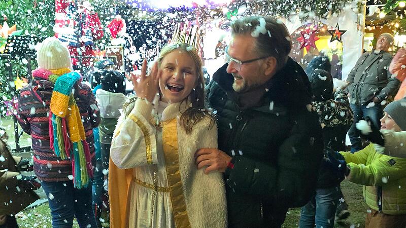 Schlagersänger Jose Holzmann lässt es in Adelsdorf schneien: Christkind Mariella freut sich mit Bürgermeister Karsten Fischkal. Schlagersänger Jose Holzmann lässt es in Adelsdorf schneien: Christkind Mariella freut sich mit Bürgermeister Karsten Fischkal.
