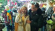 Schlagersänger Jose Holzmann lässt es in Adelsdorf schneien: Christkind Mariella freut sich mit Bürgermeister Karsten Fischkal. Schlagersänger Jose Holzmann lässt es in Adelsdorf schneien: Christkind Mariella freut sich mit Bürgermeister Karsten Fischkal.