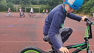 Geschicklichkeit und Gleichgewichtsfähigkeit beim Materialtransport beweist ein Grundschüler aus Schondra am Schulfahrradtag der Grundschule Schondratal.