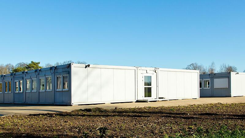Ein Containerdorf, hier ein Symbolbild, soll helfen, Flüchtlinge im Landkreis Lichtenfels unterzubringen. Es wird als Erstaufnahmeeinrichtung bei Schney entstehen. Doch noch vor dem Bau werden die Pläne erweitert, man braucht mehr Platz.
