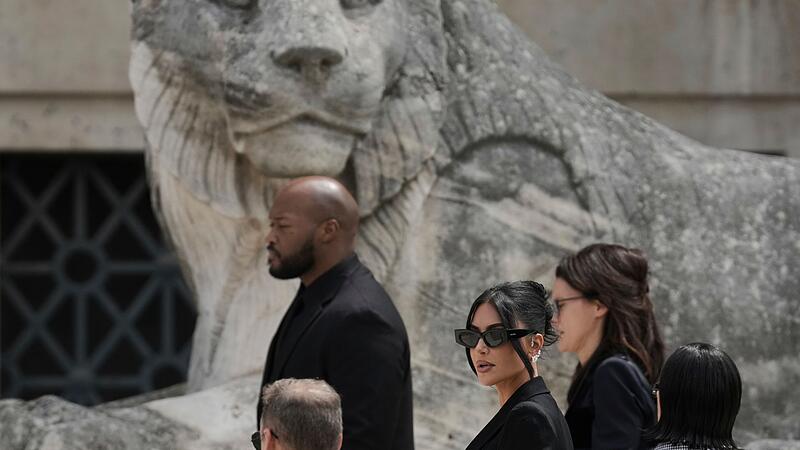 Kardashian sagt zu Überfall in Paris vor Gericht aus Kardashian sagt zu Überfall in Paris vor Gericht aus