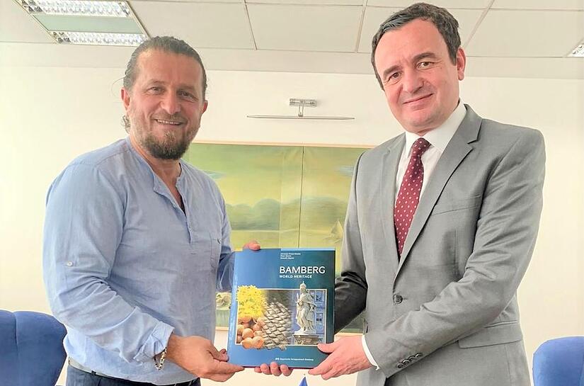 Florim Gashi (links) &uuml;berreichte einen Bildband  als Gru&szlig; der Stadt Bamberg an den Premierminister der Republik Kosovo, Albin Kurti.