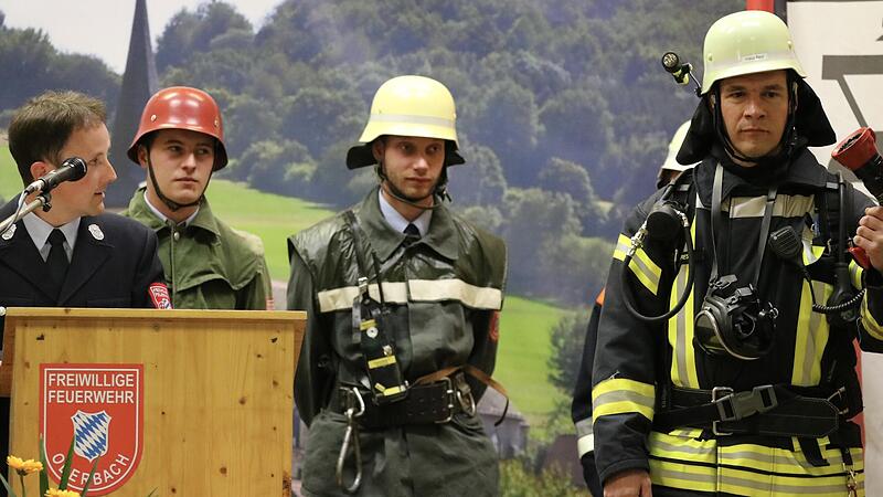 Eine humorvolle Feuerwehr-Modenschau mit Schutzausrüstung aus verschiedenen Jahrzehnten gab es beim Kommersabend in Oberbach. Eine humorvolle Feuerwehr-Modenschau mit Schutzausrüstung aus verschiedenen Jahrzehnten gab es beim Kommersabend in Oberbach.