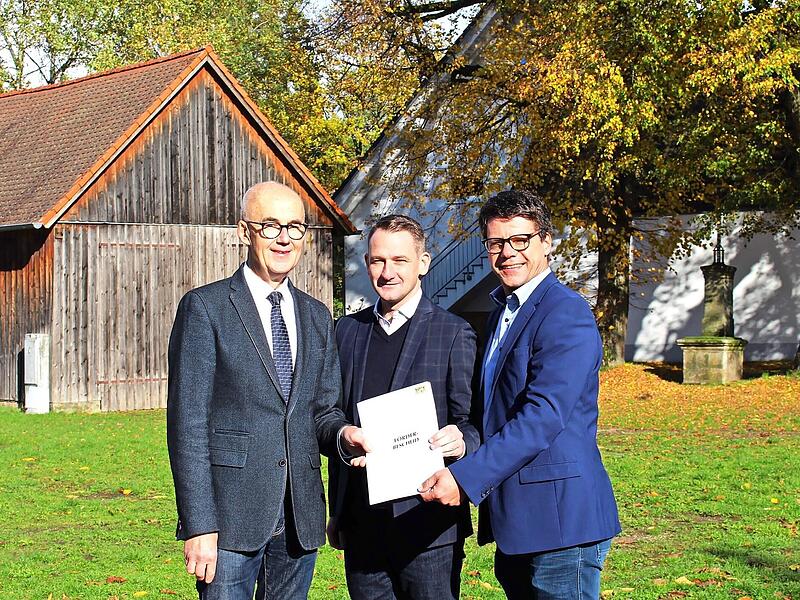 Mit dem Förderbescheid im Gepäck kam Thomas Müller vom Amt für Ländliche Entwicklung Oberfranken (rechts). Mit Bürgermeister Jakobus Kötzner (links) freut sich auch stellvertretender Landrat Johannes Maciejonczyk (Mitte).