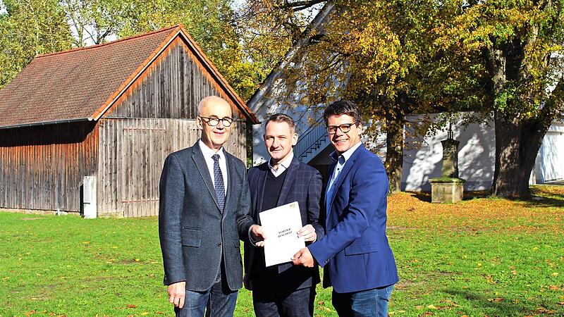 Mit dem Förderbescheid im Gepäck kam Thomas Müller vom Amt für Ländliche Entwicklung Oberfranken (rechts). Mit Bürgermeister Jakobus Kötzner (links) freut sich auch stellvertretender Landrat Johannes Maciejonczyk (Mitte).