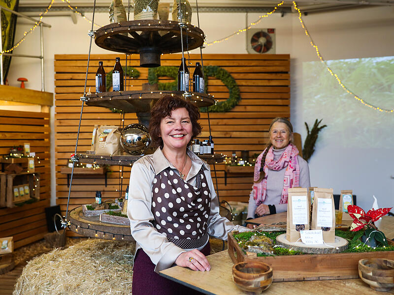 Claudia (links) und Elvira haben schon im Vorgängerladen mitgearbeitet. Jetzt stehen sie den Kundinnen und Kunden auch im „Mein Hanf“ wieder Rede und Antwort.