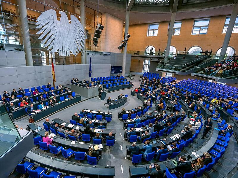Der Staat muss endlich Reformen &ndash;  Gesundheit, Rente, Energiepolitik &ndash;  auf den Weg bringen, die ein bisschen Sicherheit f&uuml;r die Zukunft geben. Das meint Redakteurin Stephanie Sartor.