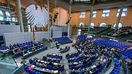 Der Staat muss endlich Reformen – Gesundheit, Rente, Energiepolitik – auf den Weg bringen, die ein bisschen Sicherheit für die Zukunft geben. Das meint Redakteurin Stephanie Sartor. Der Staat muss endlich Reformen – Gesundheit, Rente, Energiepolitik – auf den Weg bringen, die ein bisschen Sicherheit für die Zukunft geben. Das meint Redakteurin Stephanie Sartor.