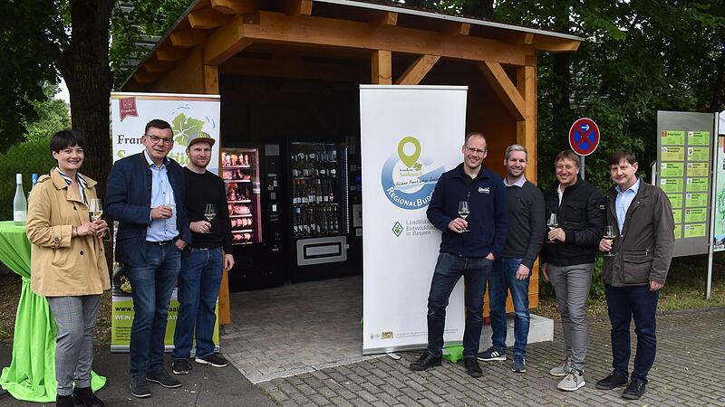 Von links: Sophia Papadopoulos, Armin Warmuth, Lorenz Neder, Florian Wahler, Andreas Neder, Rainer Morper und Holger Becker am neuen Pavillon mit den Automaten in Ramsthal.