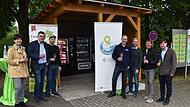 Von links: Sophia Papadopoulos, Armin Warmuth, Lorenz Neder, Florian Wahler, Andreas Neder, Rainer Morper und Holger Becker am neuen Pavillon mit den Automaten in Ramsthal.