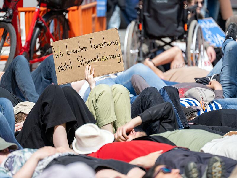 &laquo;Liegend-Demos&raquo; zum &laquo;International ME/CFS Awareness Day&raquo;