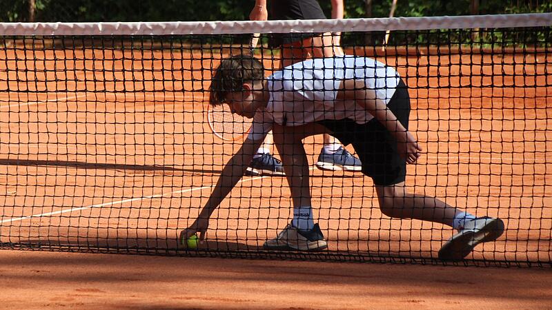 Milan kümmert sich an der Netzposition um die Bälle, die es nicht über das Netz schaffen. Hier heißt es aufmerksam hinsehen und direkt losrennen.