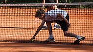 Milan kümmert sich an der Netzposition um die Bälle, die es nicht über das Netz schaffen. Hier heißt es aufmerksam hinsehen und direkt losrennen.