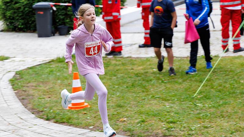 Die jungen Triathleten sind mit Freude dabei.Sch&uuml;lertriathlon H&ouml;chstadt