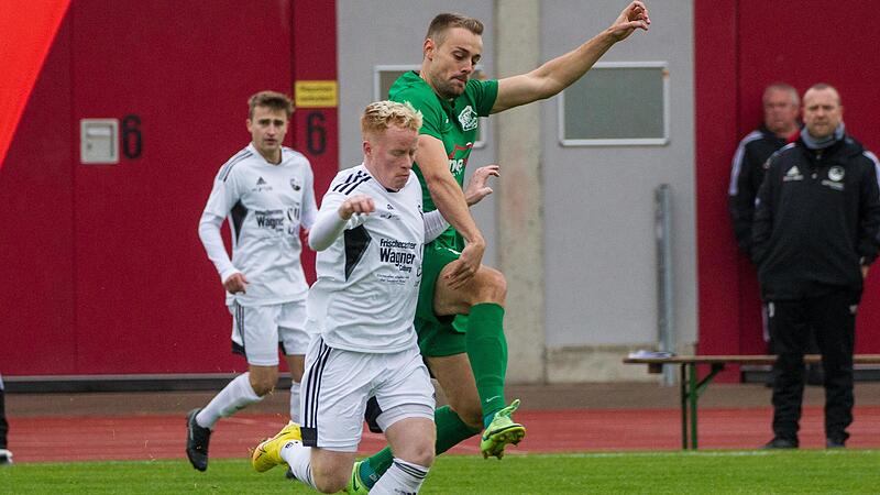 Der FC Coburg um Rene Knie (vorne, gegen Haibachs Till Link) empf&auml;ngt den Vorletzten TG H&ouml;chberg.