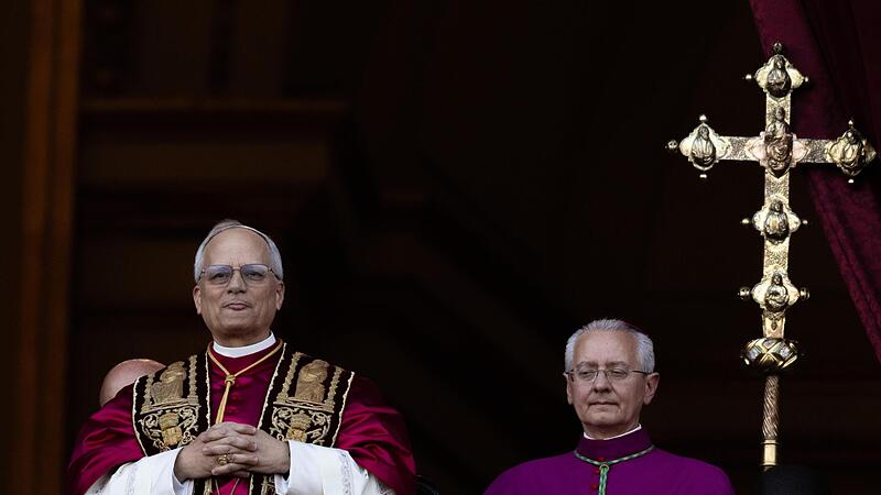 Der neu gew&auml;hlte Papst Leo XIV. (l), der US-Amerikaner Robert Prevost, erscheint nach dem Konklave auf dem Balkon des Petersdoms im Vatikan.
